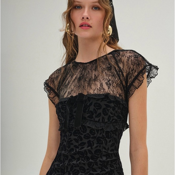 Black Velvet and Lace Dress - Picture 3 of 4